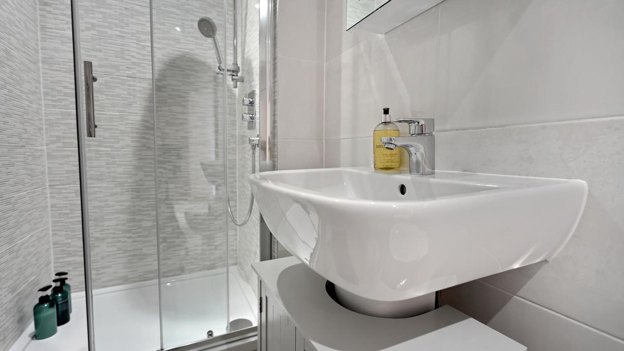 Modern And Spacious Penthouse Apartment In Putney With Free Parking Londres Exterior foto